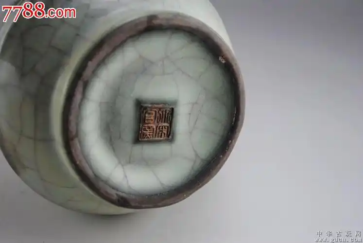 宋官窑铁胎弦纹尊大宋官窑款