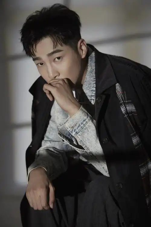 邹廷威开年时尚写真曝光 轻熟风彰显帅气俊朗_外套