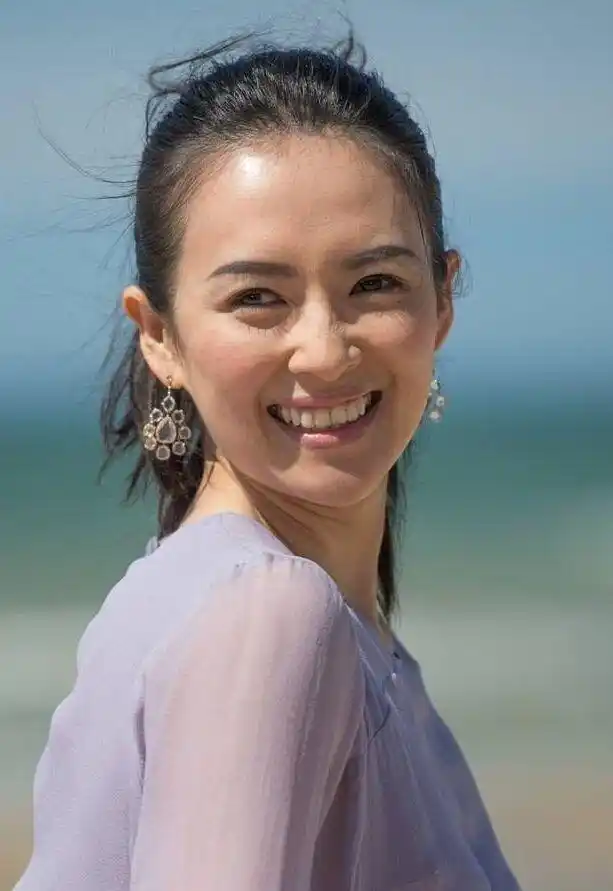 章子怡海边素颜照,虽说五官精致但没了妆容,和电视上判若两人