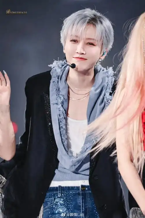 刘雨昕银发大屏##the9演唱会