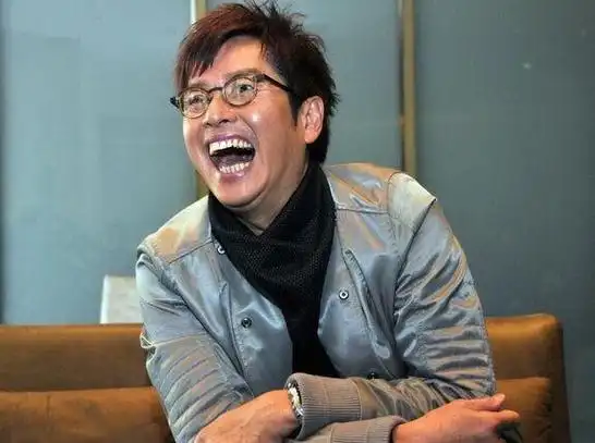 谭咏麟:与妻丁克却跟情人生娃,留数亿财产给儿子,原配含泪出家