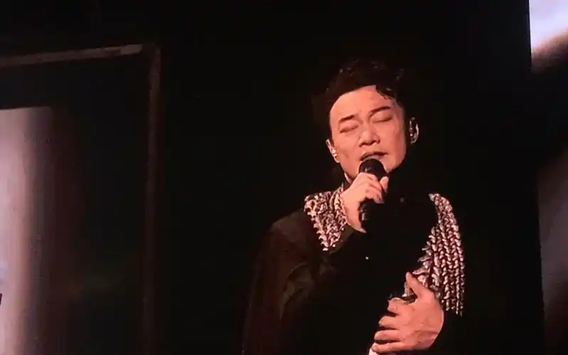 (高清字幕)(山脚饭拍)陈奕迅fear and dreams 演唱会1.