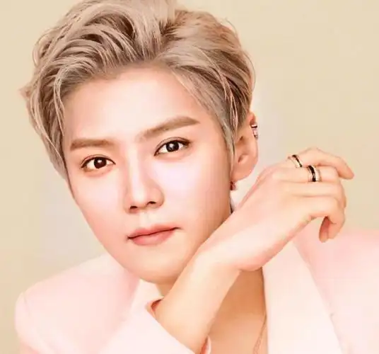 鹿晗帅回exo时期,银色发系加粉色西装,整个人青春到不行!