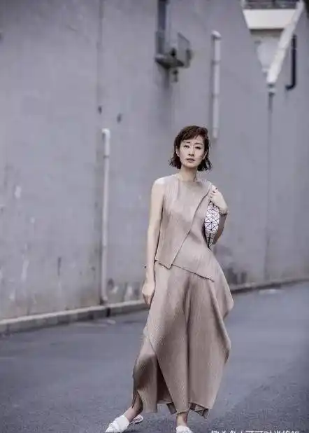 原创刘敏涛真不适合扮美学生装小短裙不见少女感显老5岁不止