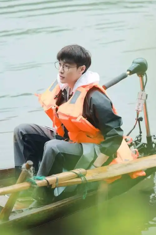 张艺兴向往的生活5化身气氛担当开启迎客模式3