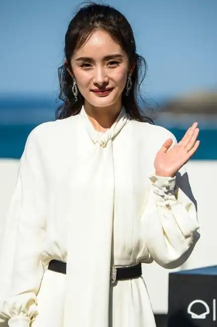 女星无修图照流出,杨幂显老,赵丽颖满脸疙瘩,只有她最尴尬!