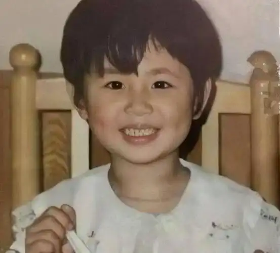 杨紫儿童时期的照片曝光真是缩小版的小杨紫整没整容一眼便知