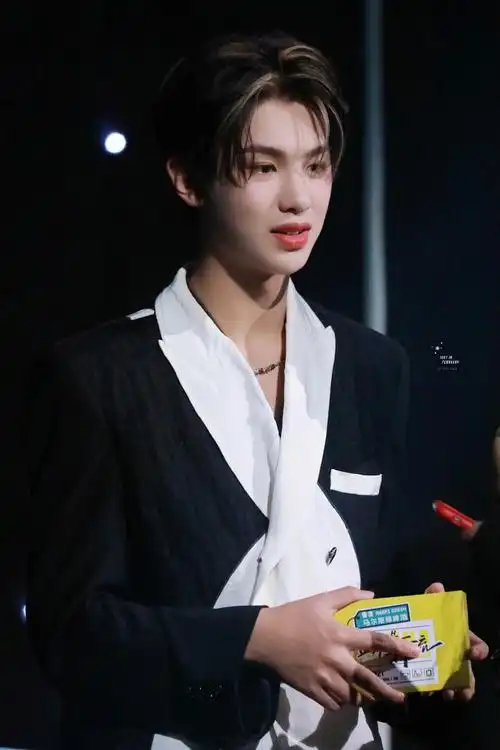 黄明昊超话@jjjustin0219marry you90#黄明昊这就是潮流