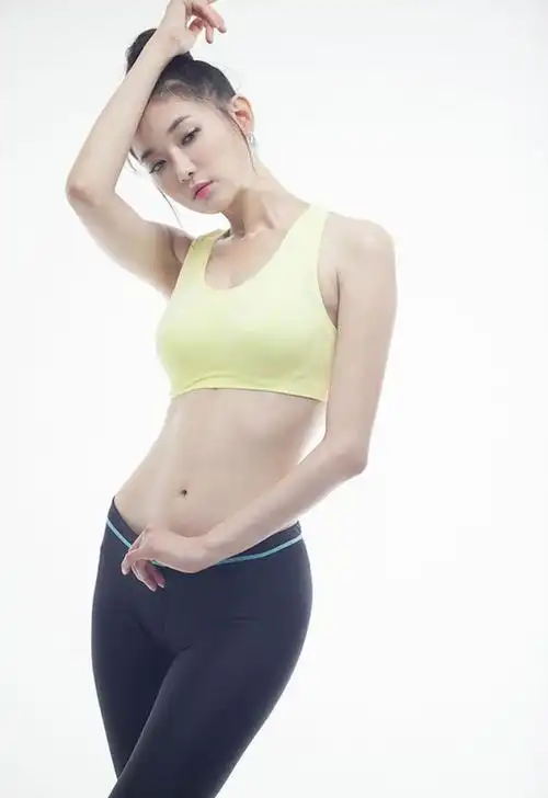 紧身裤诠释了女性窈窕身形, 显潮流气息