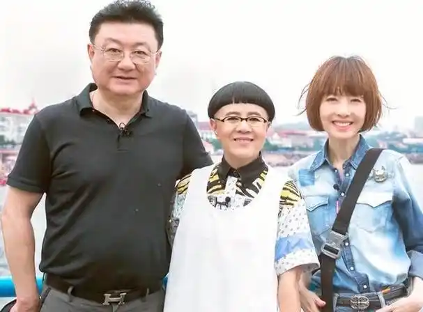 在镜头前,王宁展现出端庄严肃的"国脸",担任《新闻联播》主播近28年