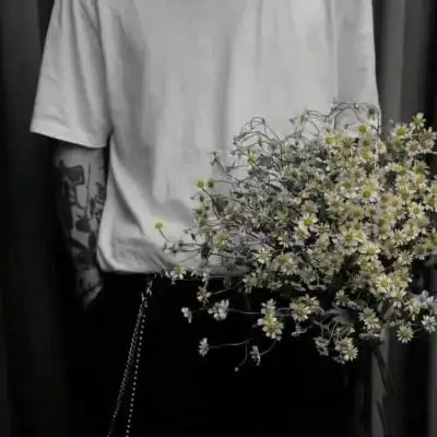 手捧花拿花男头_男生头像_我要个性网