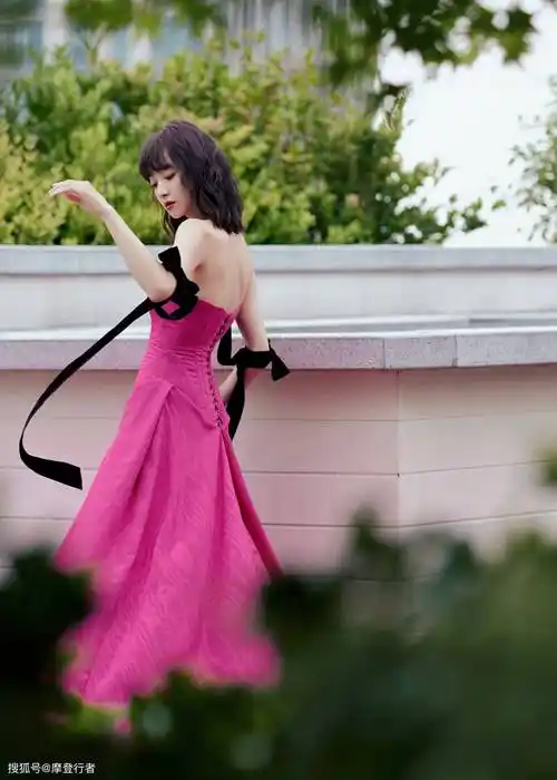 宋茜亮相时尚芭莎年度派对,玫瑰粉公主裙配黑蝴蝶肩带,完美展现优雅与