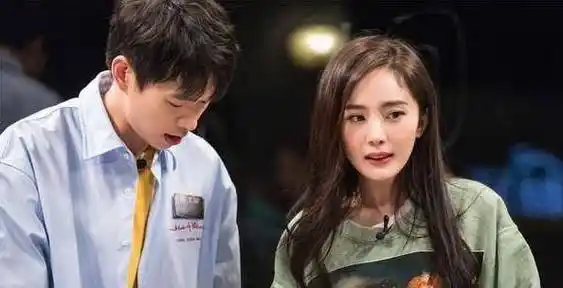 穿情侣鞋逛街后,杨幂魏大勋电梯接吻被拍?