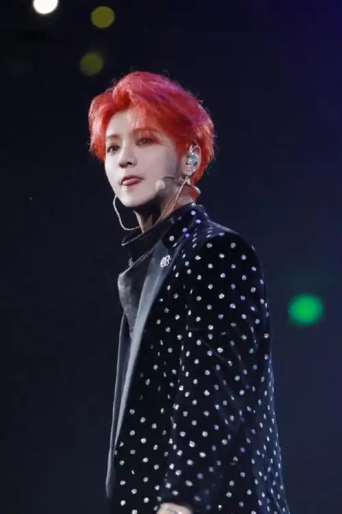 今天是红发小恶魔91#鹿晗红色格子裙