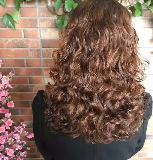 尤其是发型更加吸引人的眼球,小卷发真漂亮!