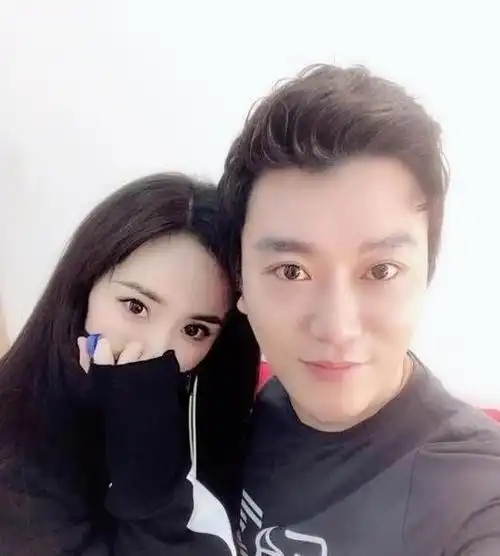 杨幂的新恋情暴露认识神秘男子5年的照片很多男方多次甜蜜表白