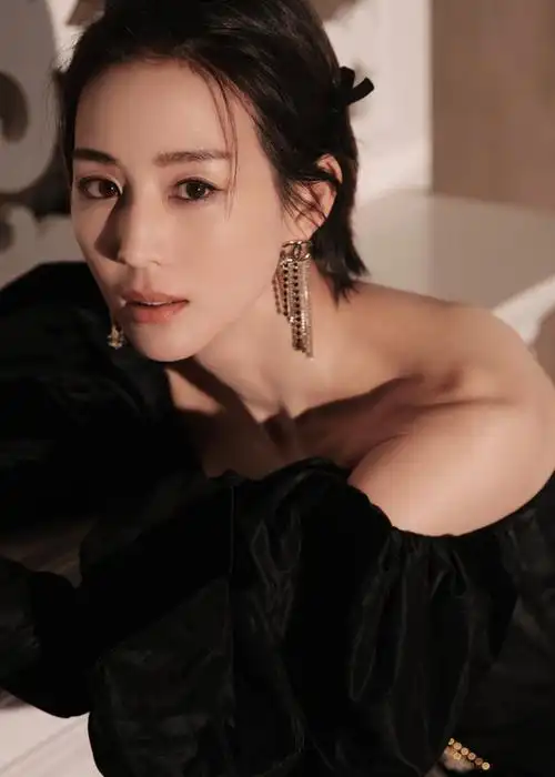 张钧甯泡泡袖露肩裙时尚写真图片