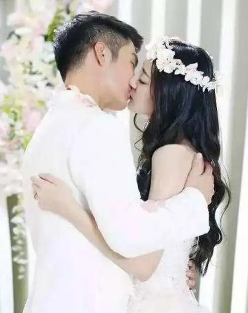 娱乐圈明星婚纱照:赵丽颖好甜蜜,热巴深情接吻,刘诗诗很搞怪!
