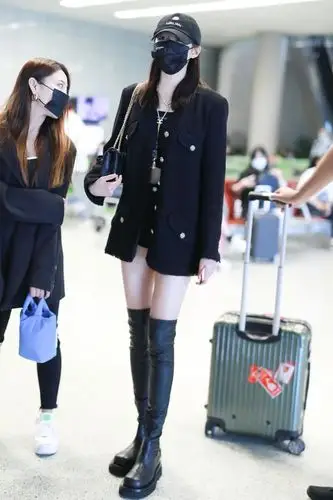 关晓彤穿黑色bra搭配工装外套短裤配长筒靴大秀美腿