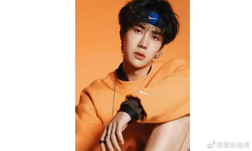 长发戴抹额的王一博演蓝湛很少年看了他短发戴发带后有十八吗