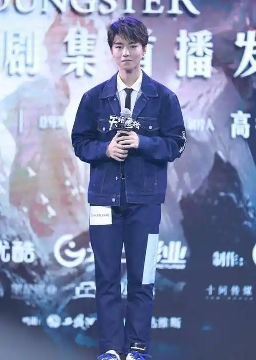 原创王俊凯真是妥妥的小奶狗深蓝色牛仔装配制服太有日系风了