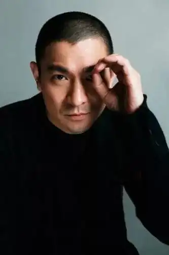 丸子头丸子头的发型一般都会显得很个性,刘德华的丸子头也能让造型