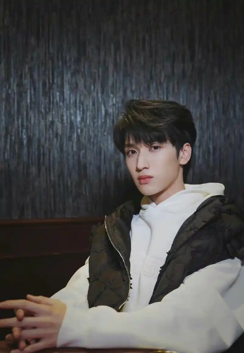 严浩翔少年感图片:这青涩感绝绝子