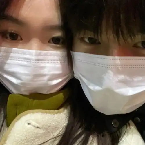 口罩情侣浅拍一下