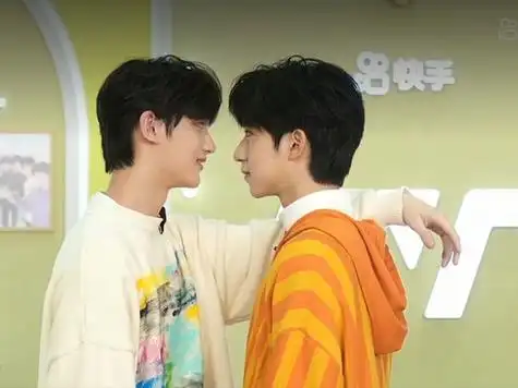 团敖子逸丁程鑫张真源宋亚轩贺峻霖这个团在当时叫完颜团"跳舞有逸鑫