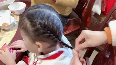 小女孩新年发型,没工具,只有2个小皮筋,那就编个蜈蚣辫发型吧