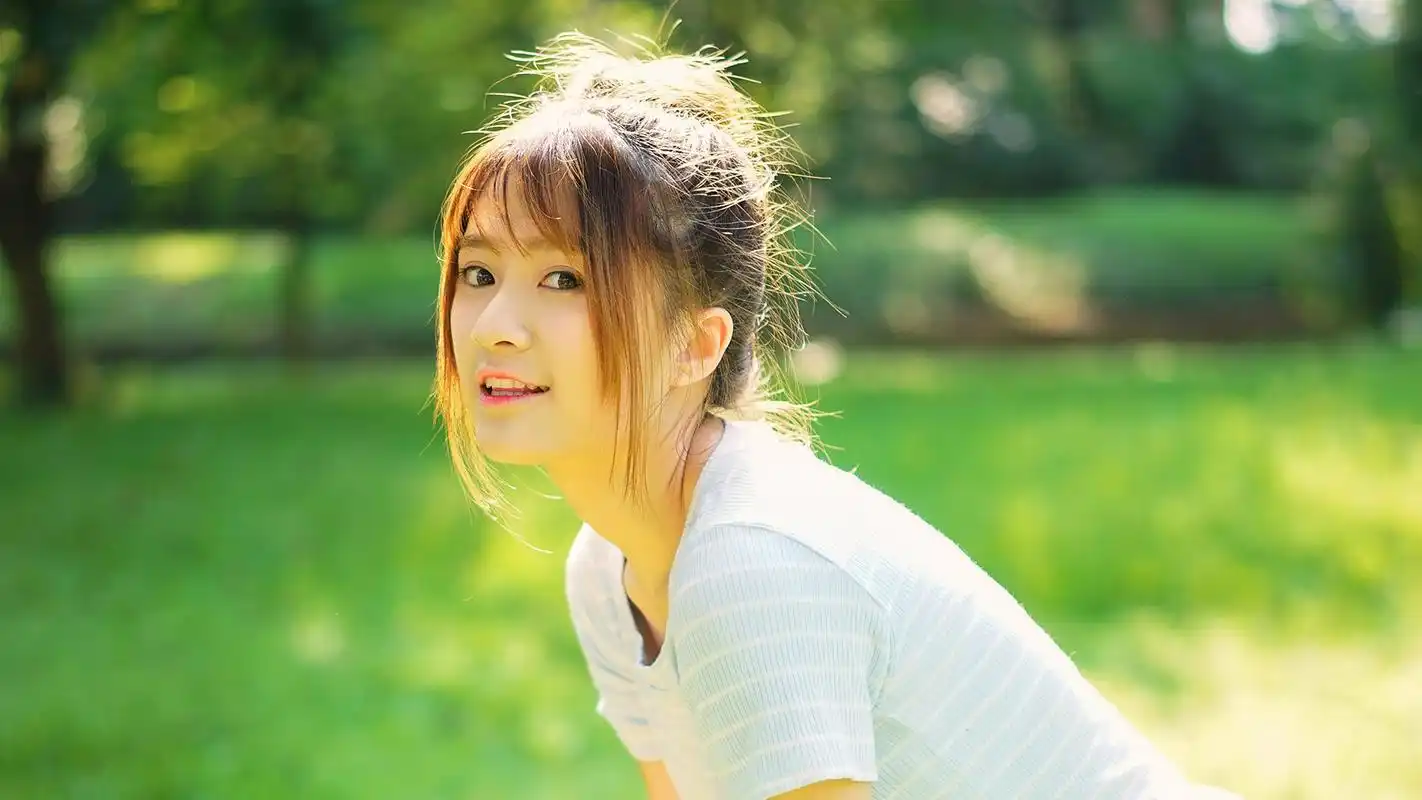 清纯丸子头女孩户外养眼写真壁纸