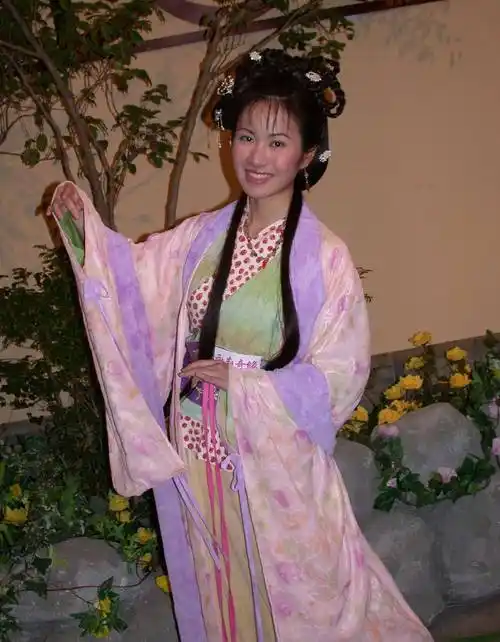 42岁古装女神直播擦鼻涕惊现异物,怪异行为或与童年遭