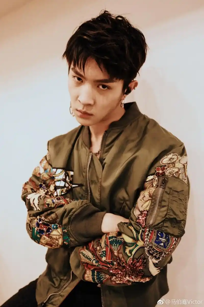 马伯骞0320生日快乐 在舞台上,他是独树一帜的嘻哈王者,在生活中, 他