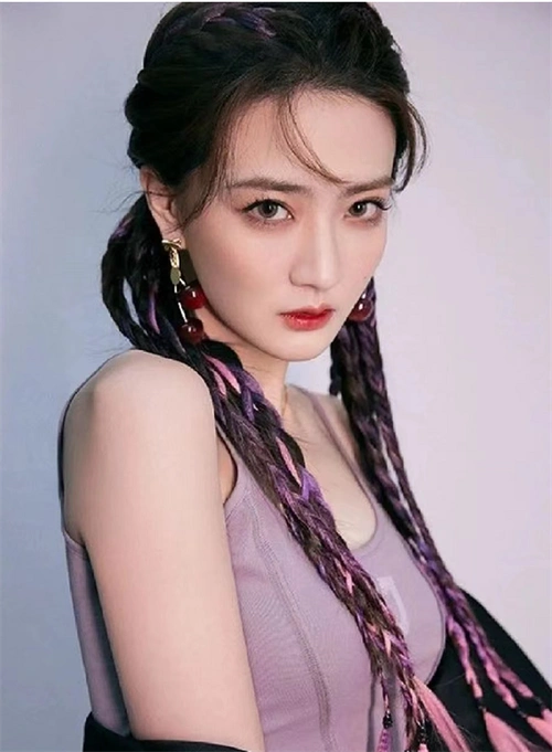 杨颖在综艺节目上的脏辫发型,彩色拳击辫的编发,酷炫又张扬.