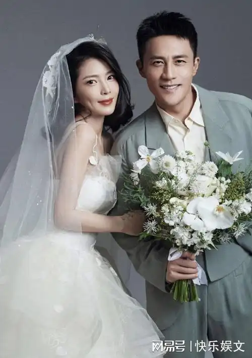 42岁杜淳携大7岁妻子秀恩爱姐弟恋也撒狗粮王灿年轻貌美漂亮