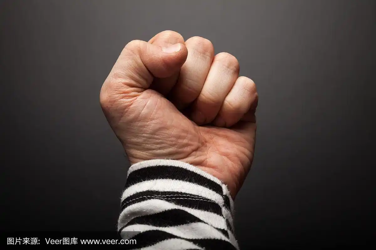 水手拳头在黑暗的背景上的特写照片