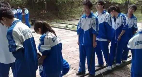 中国校服为何死丑死丑的当得知良苦用心后让人潸然泪下