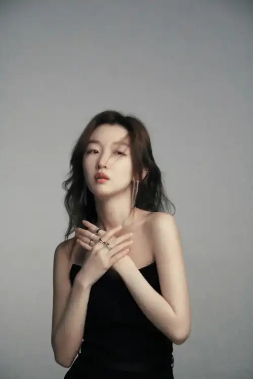 周冬雨抹胸黑裙侧拍图～ 性感美背 酷飒气场,锁骨也好绝!