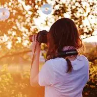 qq头像女生拿着相机唯美拿着照相机的女生头像图片