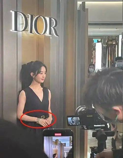 赵丽颖戴65万手镯参加商演,穿时尚裙还束腰,我被她近况的腰围迷了眼