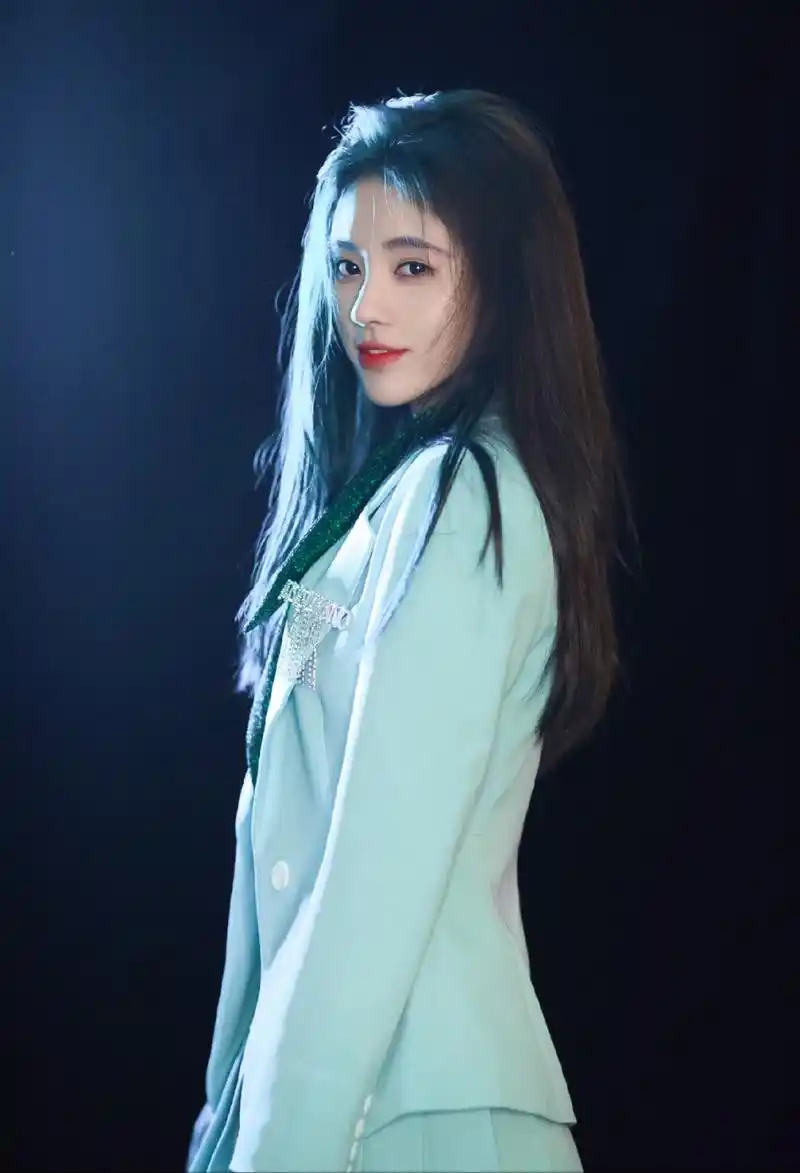 鞠婧祎西装美照大赏,这绝美的颜值让人沉醉,美的不可方物!