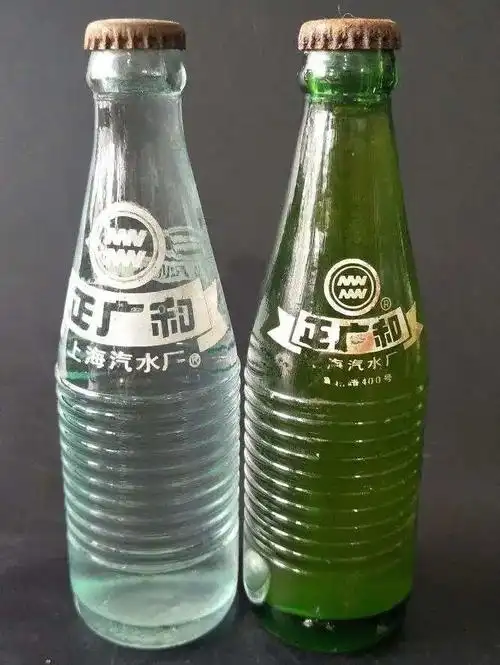 当时令人印象最深的莫过于红宝桔子水了,堪称每年过年,春秋游必备.