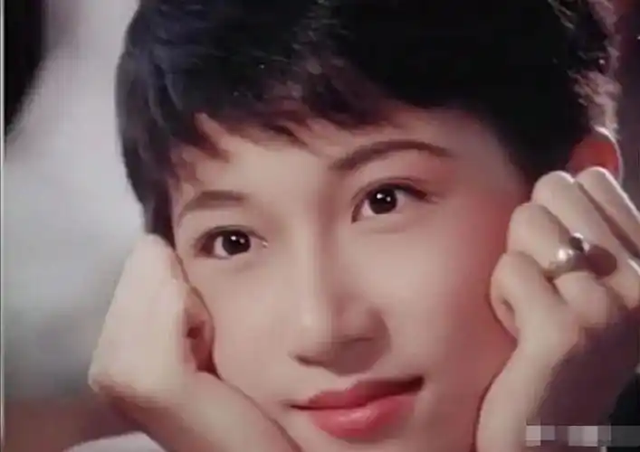 原创18岁的吴绮莉太美!五官精致"水光肌"衬气质,连男士头都能驾驭