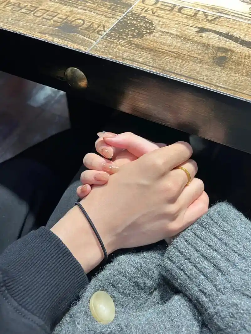 一定要和男朋友拍好多牵手的照片