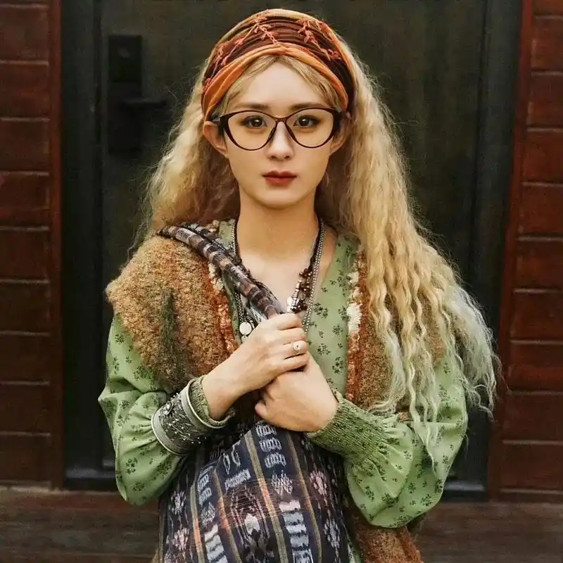 赵丽颖金色羊毛卷造型甜美可爱#明星的那些神图# #惊艳瞬间# #娱乐