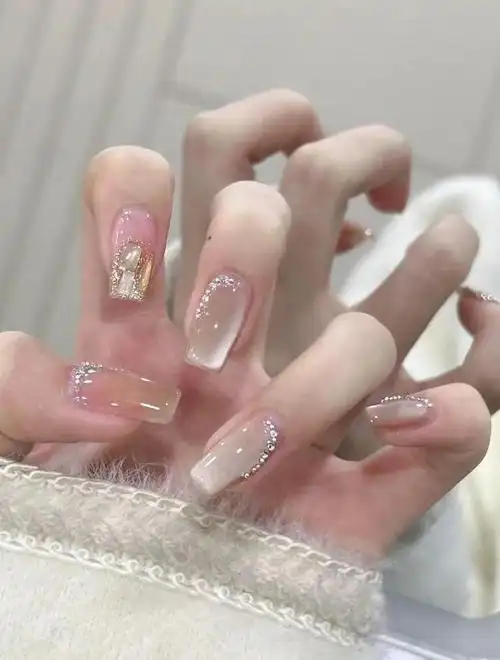 想要清冷感强一些呢,就选月光白,浅紫色,蓝色这些冰透感比较强的颜色