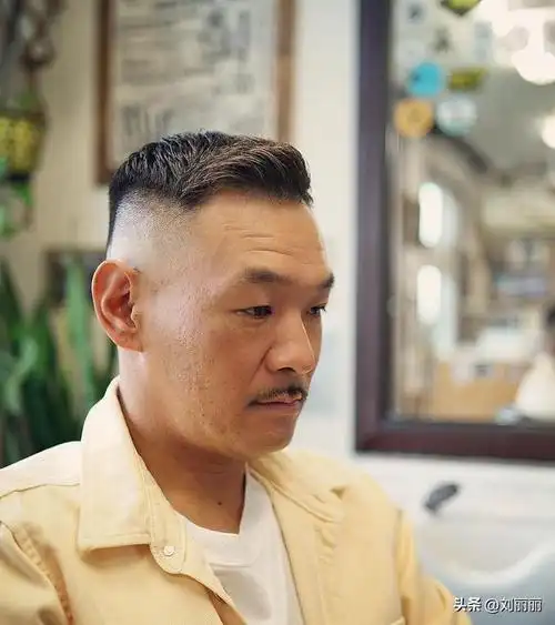 50岁左右的男人,尽量不要梳油头,烫卷发,其实这3款发型更减龄(什么