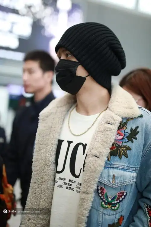 街拍罗志祥gucci刺绣牛仔羊羔毛外套黑色破洞牛仔裤老爹鞋针织毛线帽