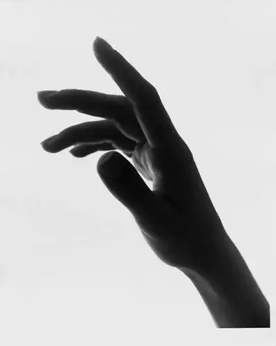 西方人,手,一个人,站,举,竖图,黑白,室内,特写,白天,白色背景,正面