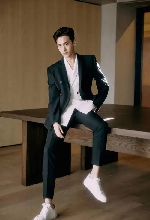 "顾漫小说御用男主"杨洋,穿西装是妥妥的"霸总",挡不住帅气